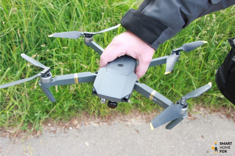 Die DJI Mavic 1 Pro Drohne wird in der Hand gehalten